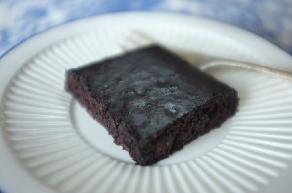 Ce brownie sans gluten est particulièrement brillant par l'utilisation de la fécule de maïs et de l'huile.