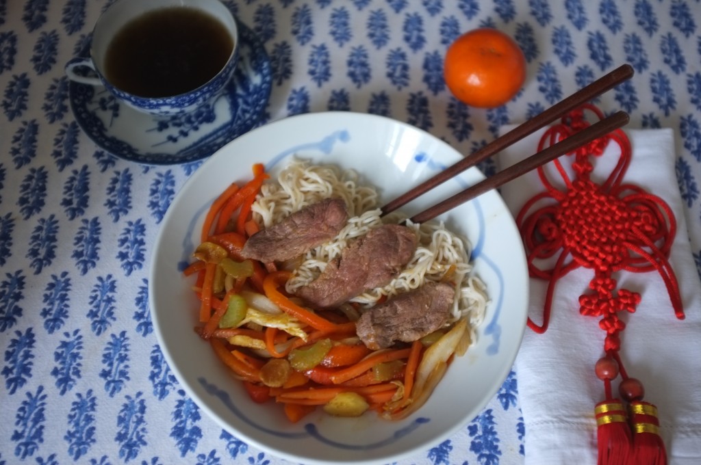 Nos assiettes de nouilles chinoises, légumes et canard sauté au work pour commencer le Nouvel An Chinois 2016