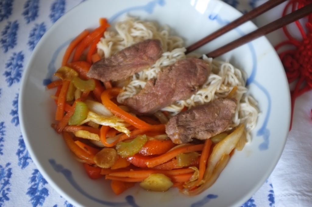 La recette sans gluten de nouilles chinoises, légumes et canard sauté au work