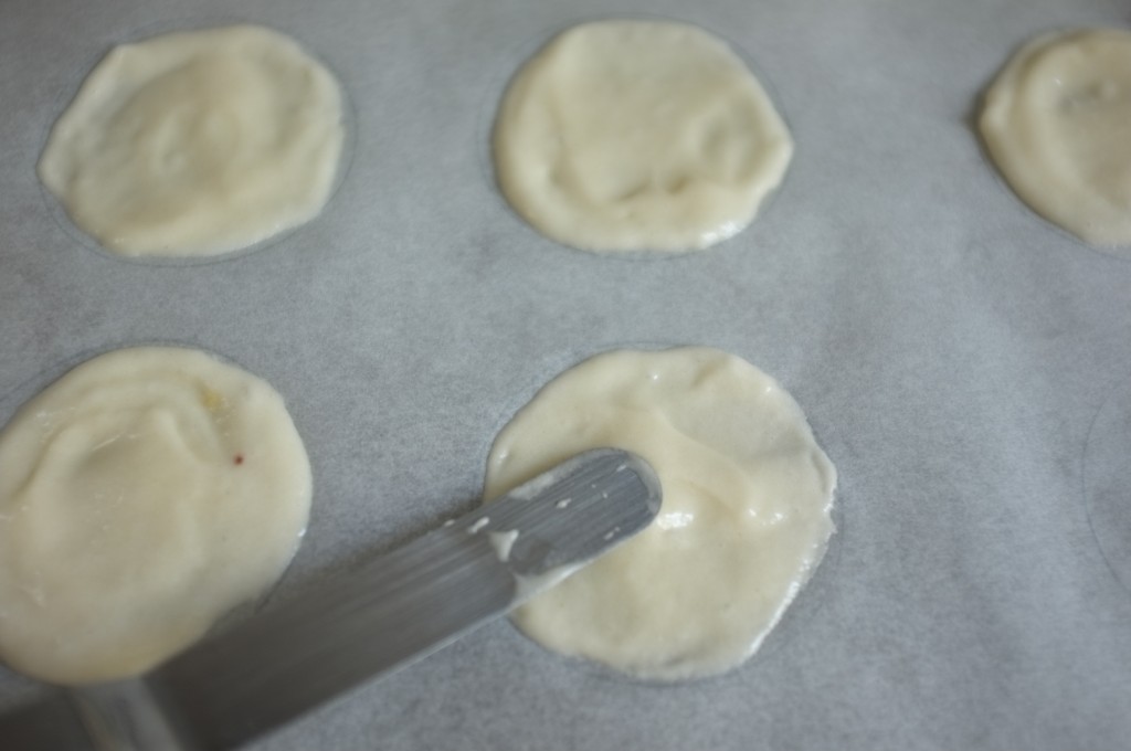 J'étale à l'aide d'une spatule la pâte sans gluten en une fine couche, en respectant la forme de cercle dessiné en transparence 