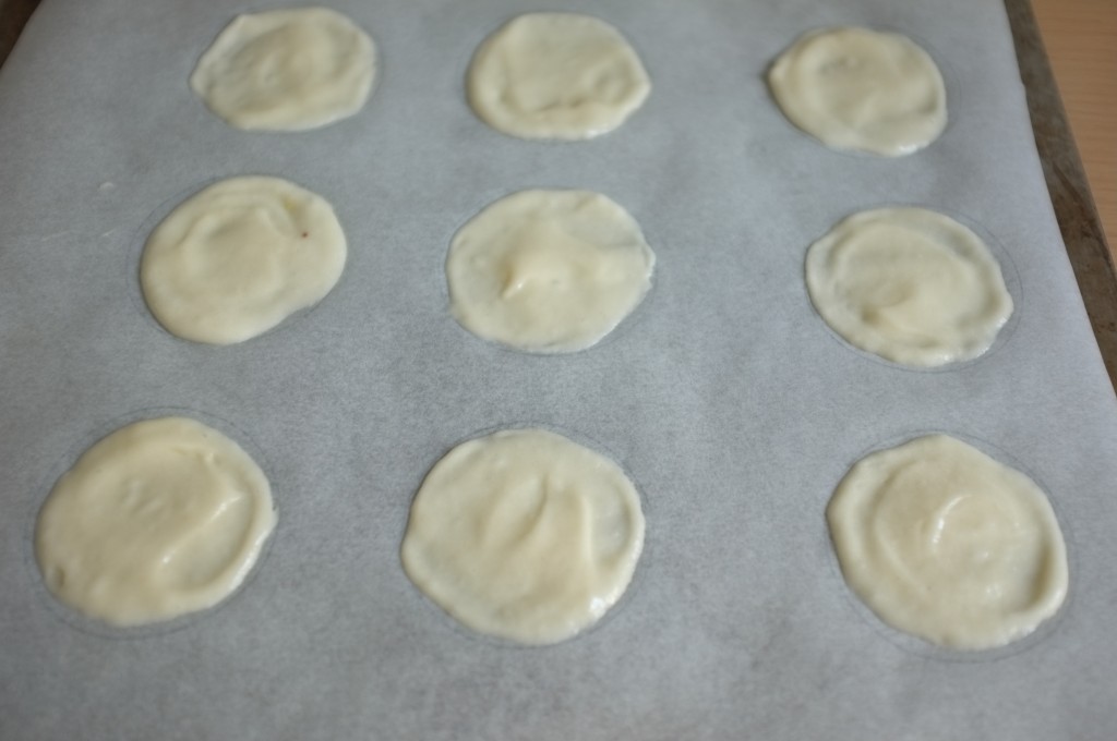 la première plaque de "fortune cookie" chinois sans gluten avant d'être enfournée