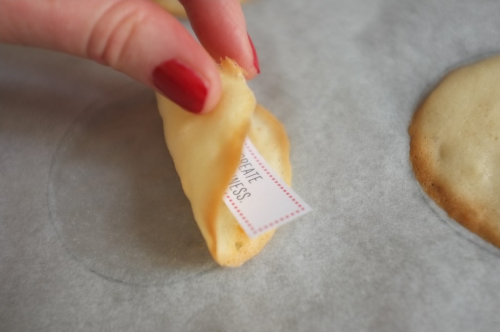 Le fortune cookie sans gluten est alors pliéen deux, avec le petit message à l'intérieur.