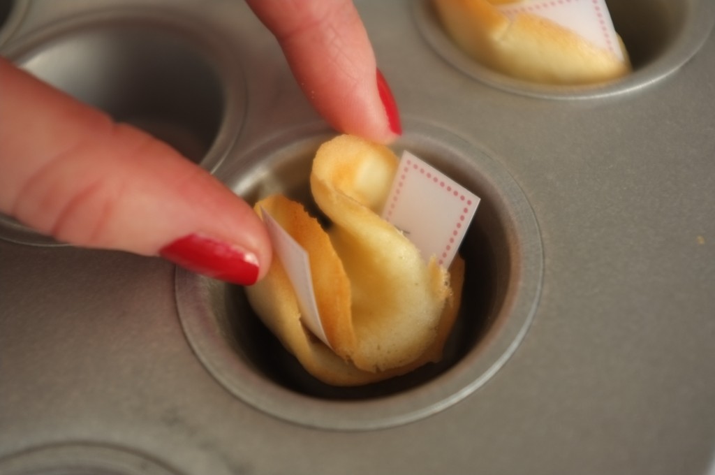 Je place ensuite le petit "fortune cookie" sans gluten dans la cavité d'un mini moule à muffins.