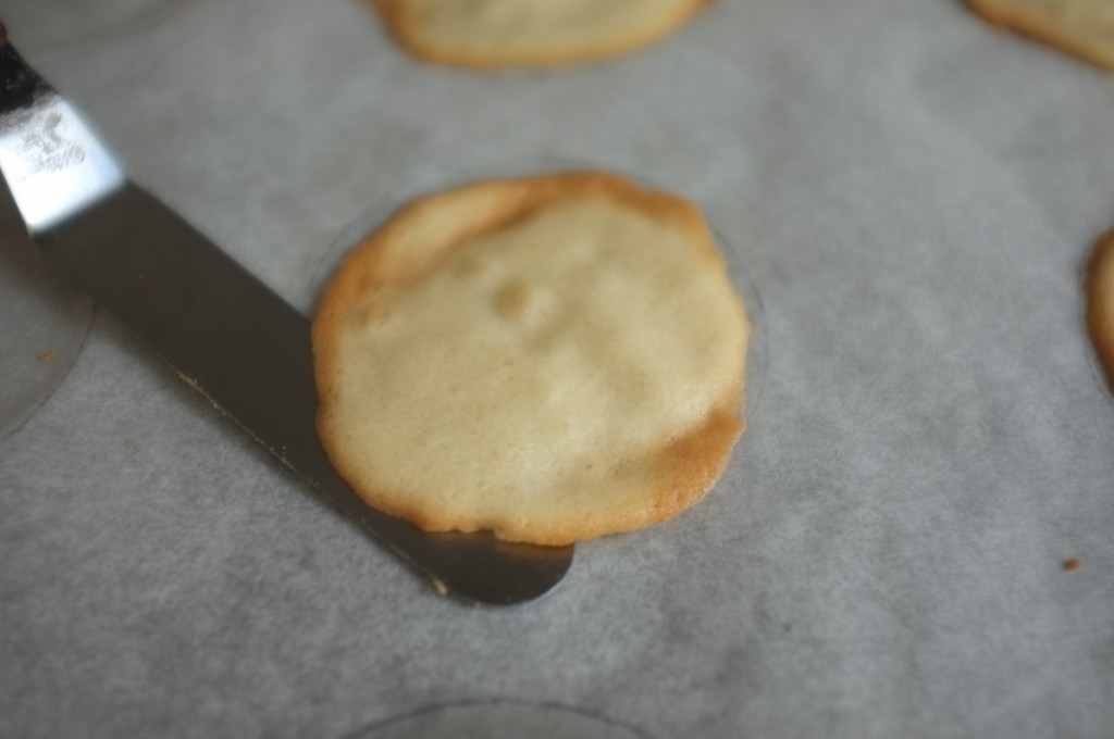 Je décolle délicatement le "fortuen cookie" à l'aide d'une fine spatule.