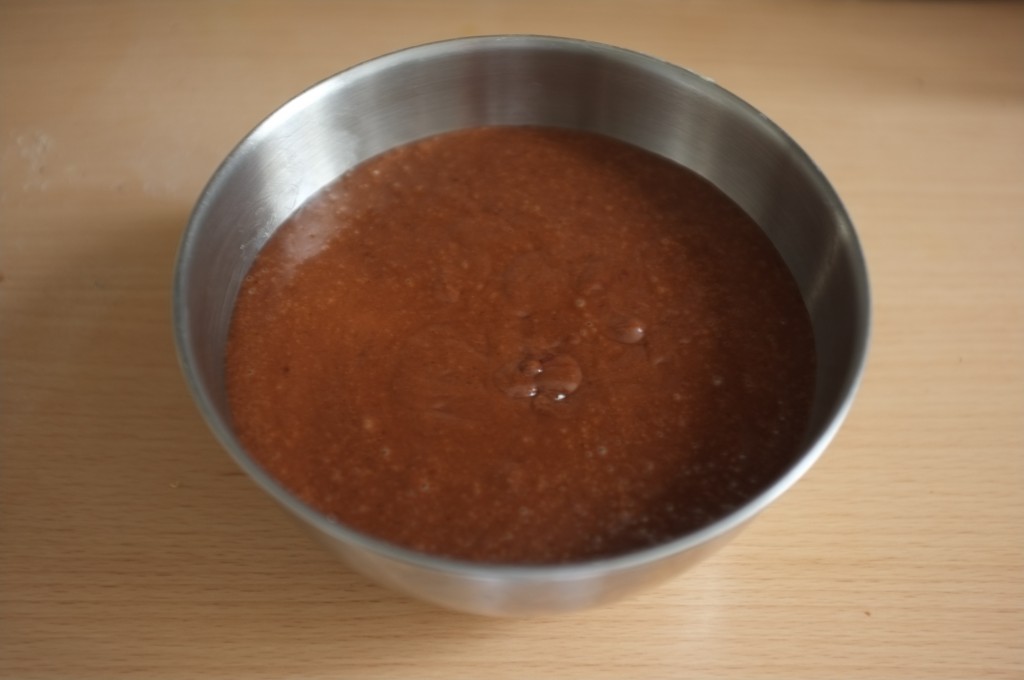 Le pouding sans gluten se cuit à la vapeur dans un saladier en inox.