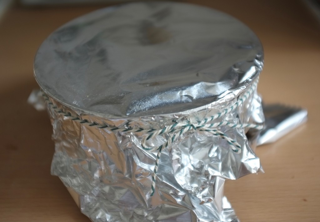 Je referme le moule avec du papier d'aluminium que je ferme avec une ficelle