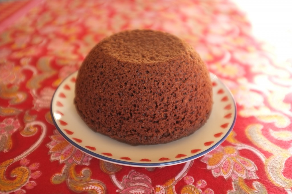 Le pouding sans gluten au chocolat épicé se démoule sans problème directement sur l'assiette de présentation.