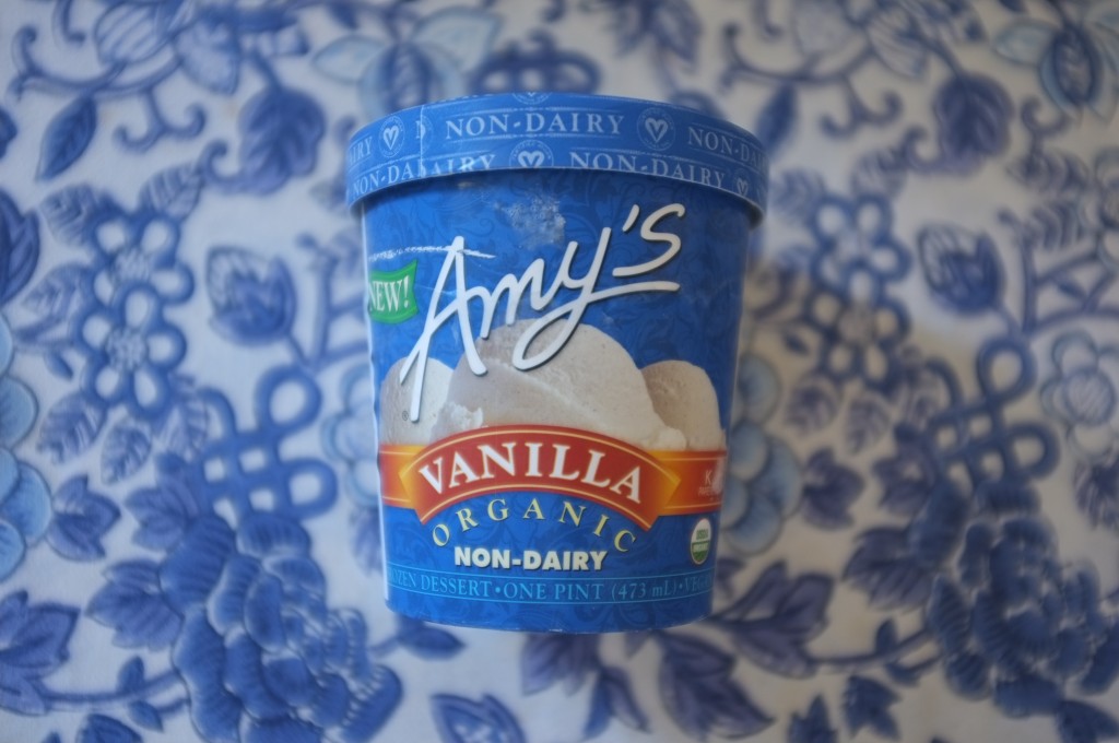 C'est encore la glace vanille Amys' Kitche que je choisie car elle est Bio, sans gluten, sans lactose, et avec de  délicieux grains de vanille bourbon... la préféré de notre famille.