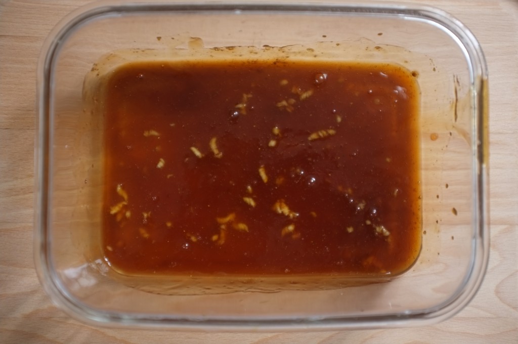 La sauce sans gluten pour le poulet Yakitori: sauce teriyaki, gigembre, ail, miel.