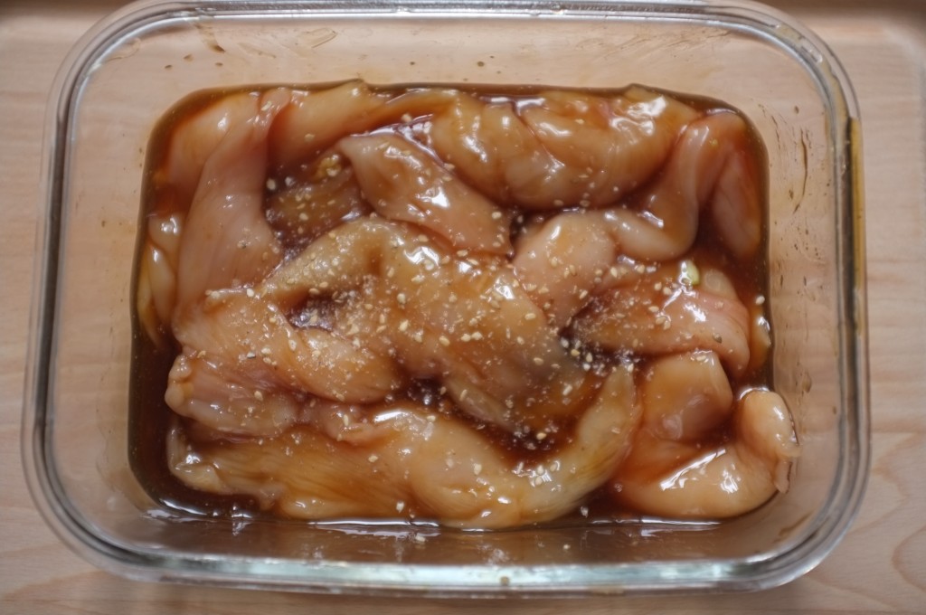 Les blancs de pouletdécoupé en aiguillettes marinent plusieurs heures dans la sauce teriyaki.