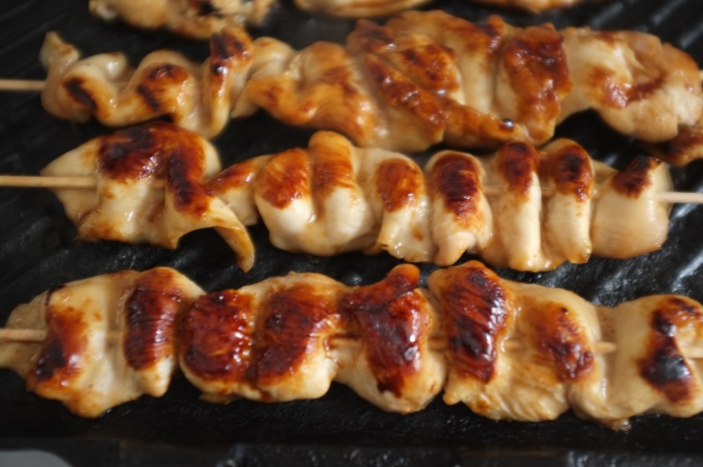 Les brochettes de poulet Yakitori sans gluten, sont bien caramélisées.