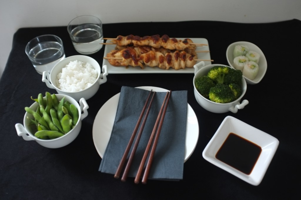 Le repas japonais sans gluten avec les brochettes de poulet Yakitori