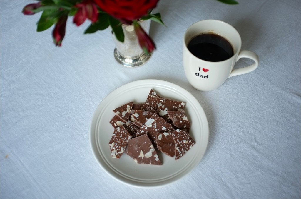 Les brisures de chocolat au lait, relevé de noix de coco et d'amandes avec une pointe de fleurs de sel...