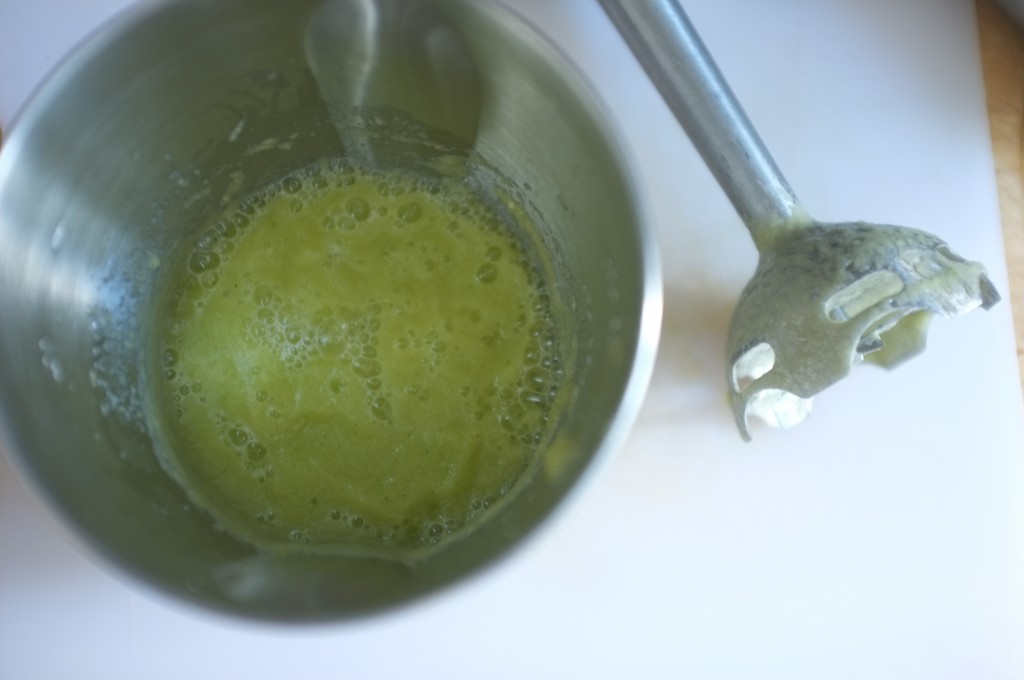 La purée de courgette préparée à froid, juste avec un mixeur à soupe.