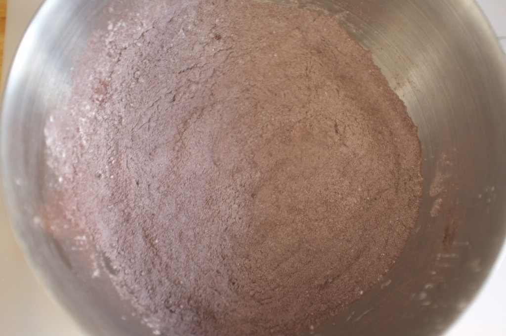 La fécule de maïs et le cacao en poudre, pour la recette sans gluten de gâteau poire chocolat pour la Banque Alimentaire