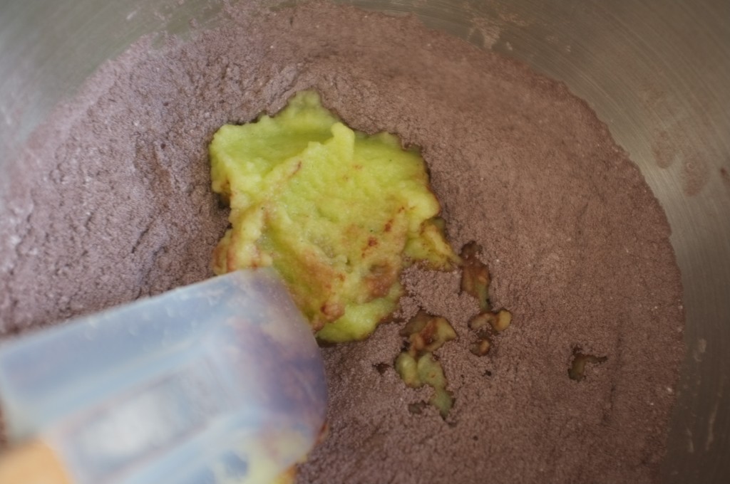 La purée de courgette est incorporé dans les ingrédients secs sans gluten