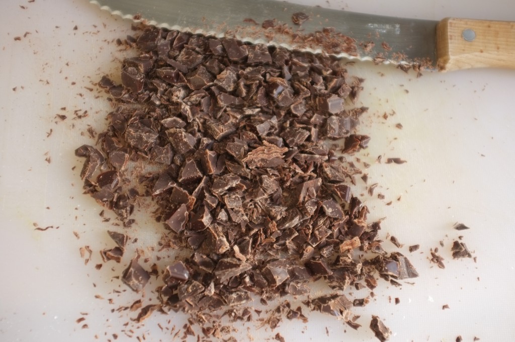 Je fabrique des pépites de chocolat en coupant au couteau à pain une palque de chocolat noir.