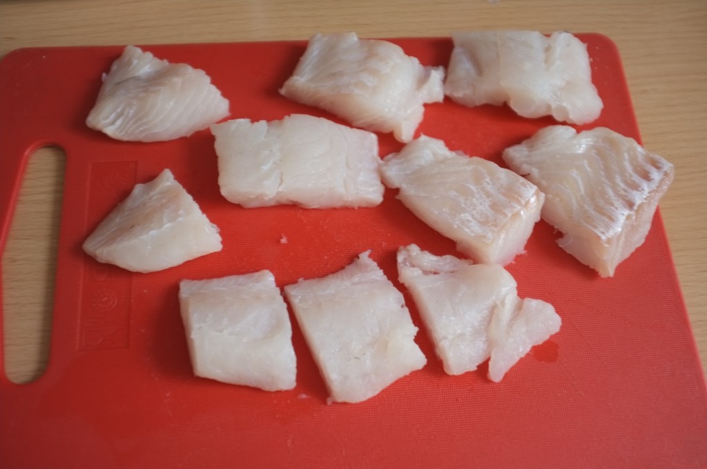 Le cabillaud frais acheté au marché pour faire les poissons panés, je coupe des petits morceaux.