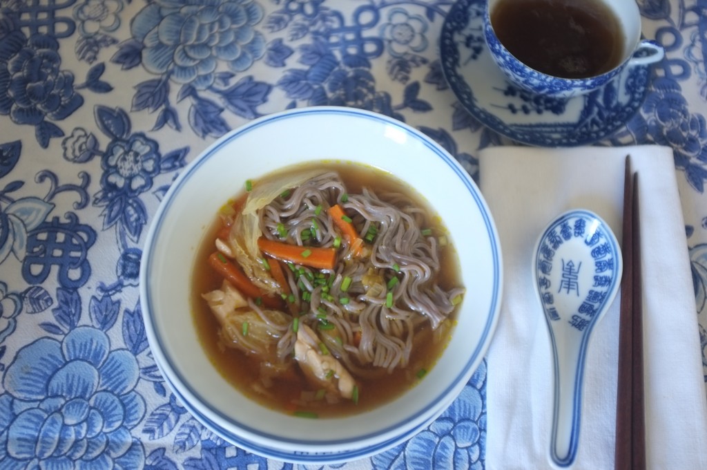 Ma soupe asiatique des jours de pluie, où j'utilise le miso blanc. Je mettrai bientôt ma recette sur le blog...