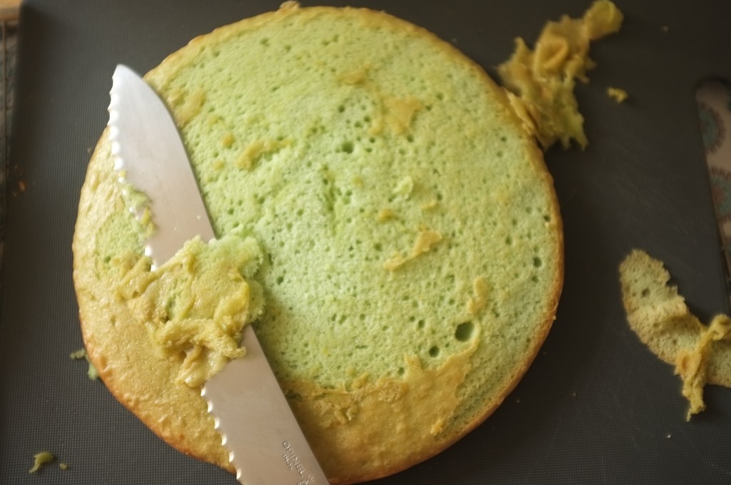 Pour mettre en valeur la belle couleur, je coupe légèrement la croute du dessus de chaque gâteau