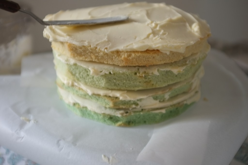 Assemblé selon un dégradé de vert pastel, le gâteau ombré sans gluten pour la St Patrick prend forme.