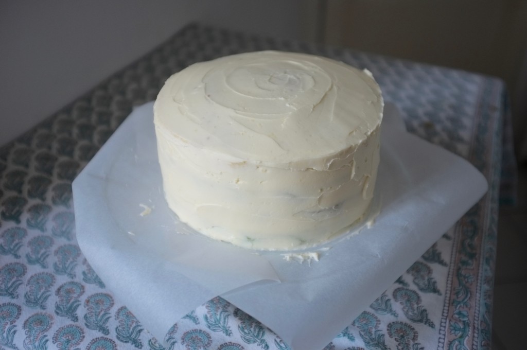 Le gâteau obmré pour la St Patrick est complètement décoré de crème au beurre vanillée.
