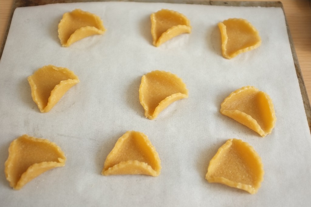 J'aime plier légèrement les biscuit en forme de tricorne avant de placer la confiture à l'intérieur