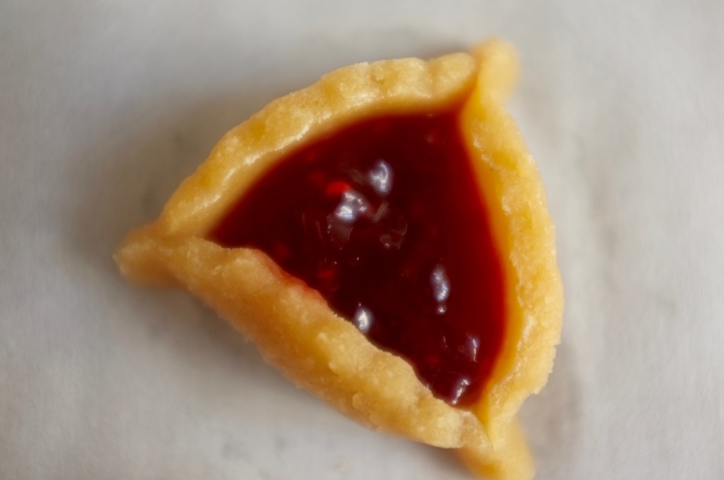 La belle confiture de framboise et fraise des bois apporte une couleur vibrante à ces biscuits