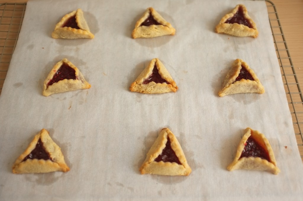 Les biscuiits sans gluten Hamantaschen à la sortie du four.