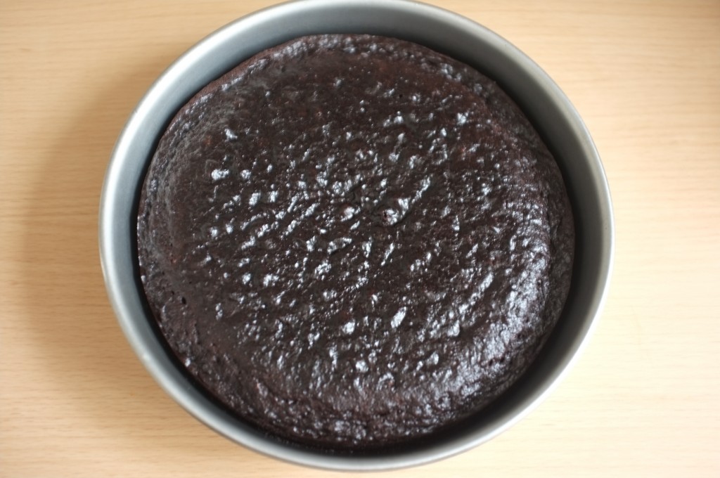 Le gâteau sans gluten au chocolat pour Pâques à la sortie du four.