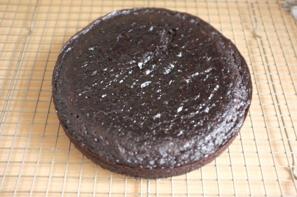 Le gâteau sans gluten au chocolat de pâques refroidi tranquillement sur une grille.