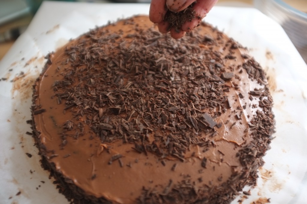 Je saupoudre la crème au beurre au chocolat de chocolat noir râpé