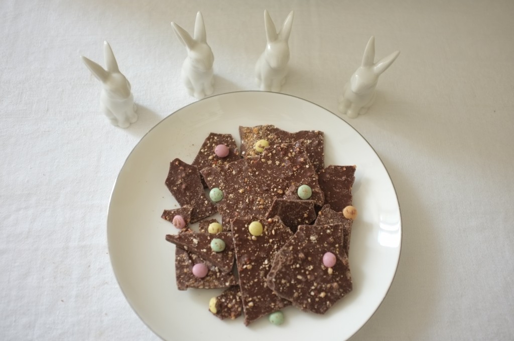 Les éclats de chocolat au lait, décoré de pastilles de chocolat colorés