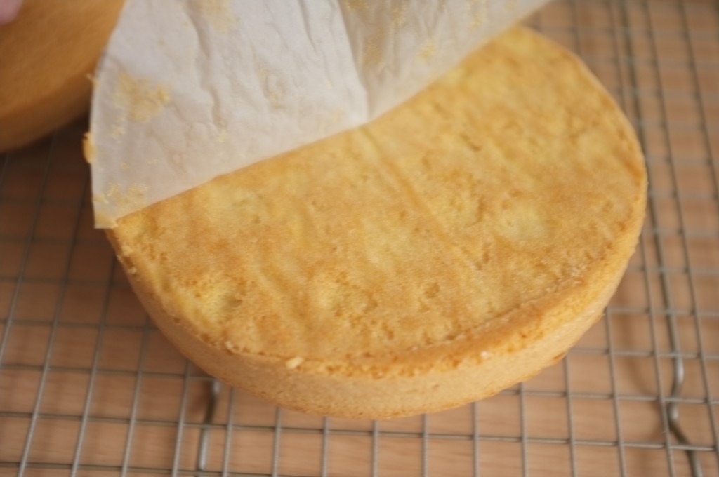 Une fois un peu refroidi, je démoule les gâteaux sans gluten et retire la feuille de papier cuisson du dessous.