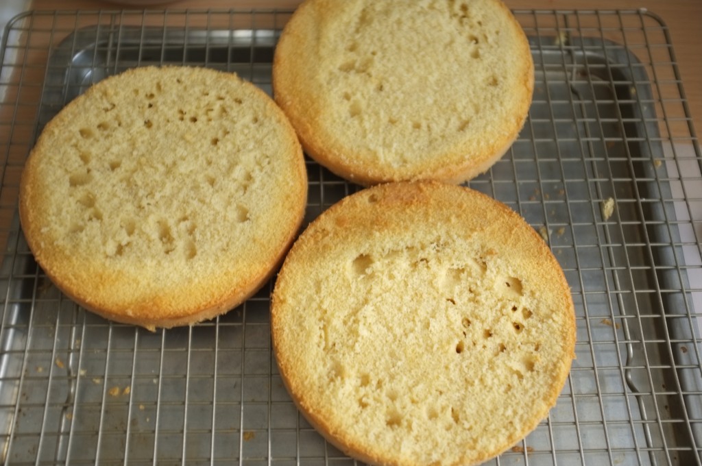 Les trois gâteau sans gluten sont prêts à être assemblés.