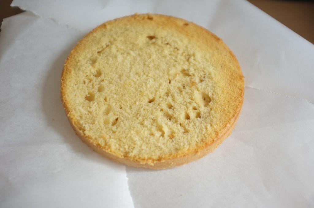 Je protège le plat de service par de fines feuilles de papier cuisson que je glisse sous le gâteau. 