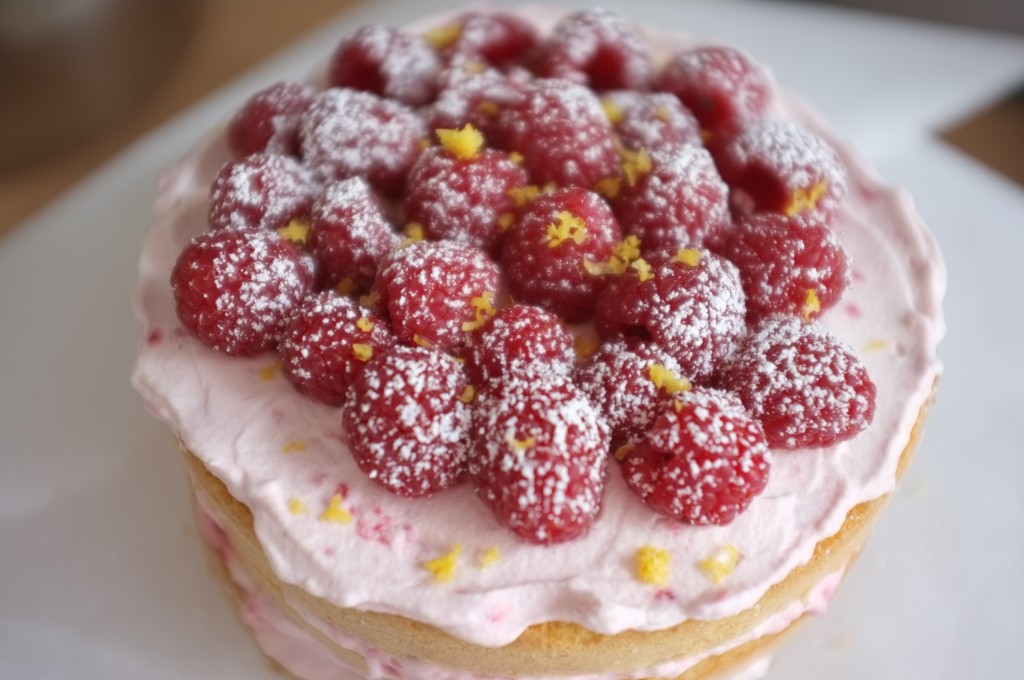 Les trois étages sont  montés, les framboises sont déposées au centre, saupoudrée de sucre glace et de zeste de citron