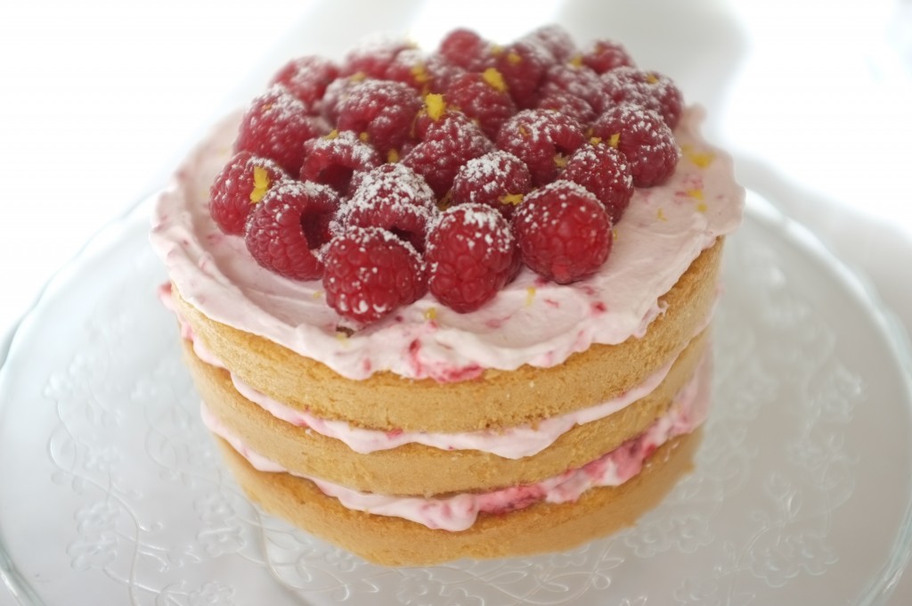 Voilà le gâteau 3 étages citron framboise !