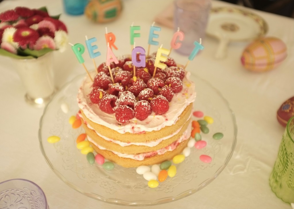 Le gâteau sans gluten " étages citron framboise pour l'anniversaire de ma belle-mère (la maman de mon mari). Je suis assez fière de ma bougie "perfect âge" !