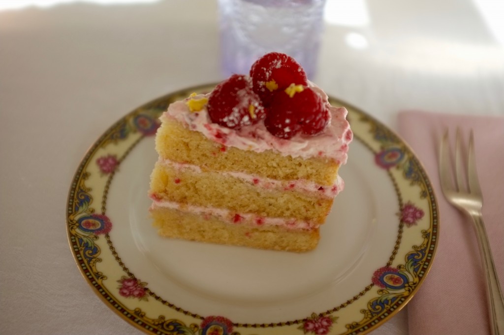 Le gâteau sans gluten 3 étages au citron et aux framboises.