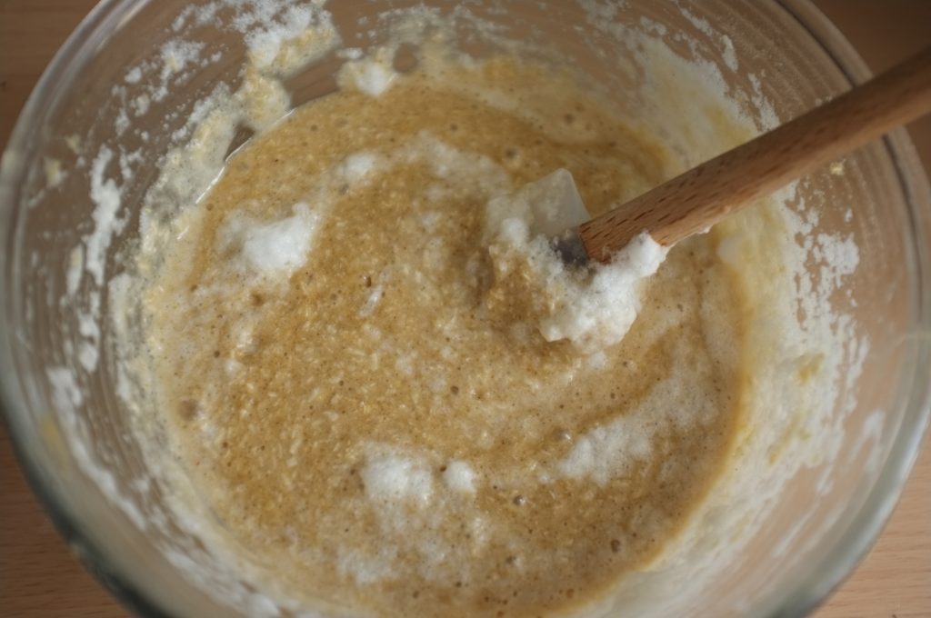 La pâte sans gluten se fluidifie avec l'ajout des oeufs montés en neige.