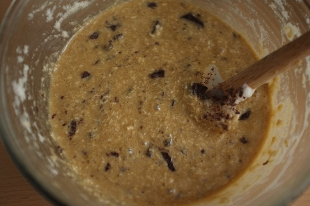 La pâte sans gluten avec au dernier moment l'ajout des éclats de chocolat noir