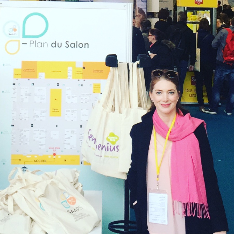 Devant l'entrée du SAAPS, le Salon des Allergies Alimentaires et des Produits Sans.