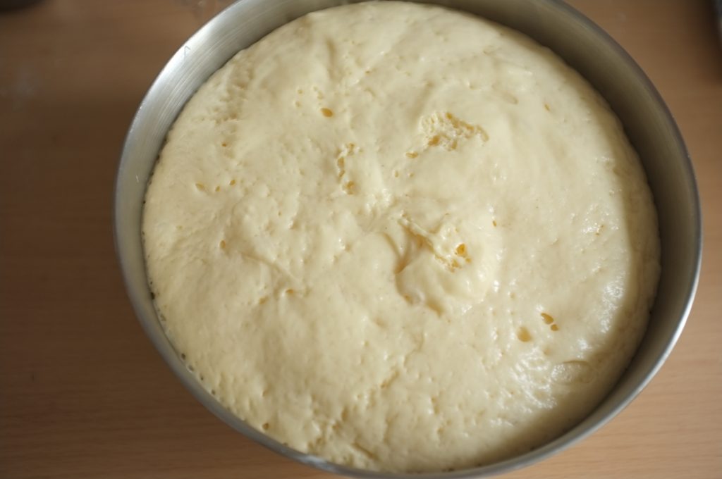 La pâte sans gluten pour les brioches, après avoir levé 1h ( au chaud dans ma salle de bain)