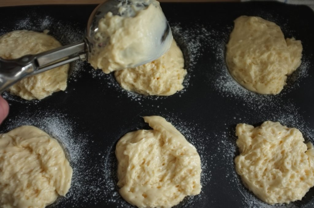 Pour obtenir des petites brioches de même taille j'utilise une cuillère à soupe pour verser la pâte sans gluten