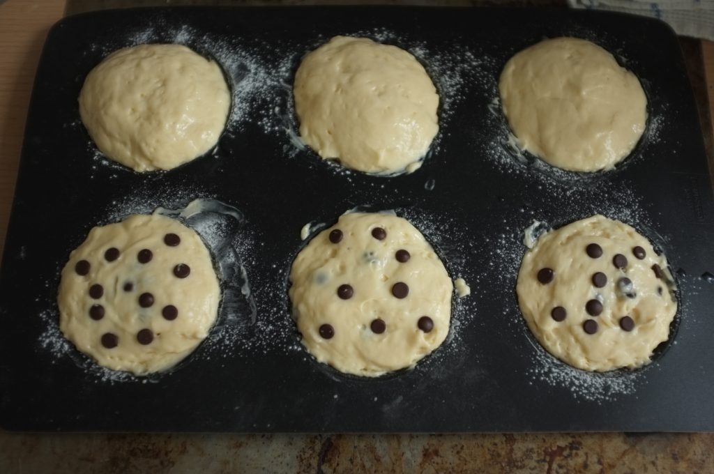 Sur certaines petites brioches, j'ai ajouté des pépites de chocolat