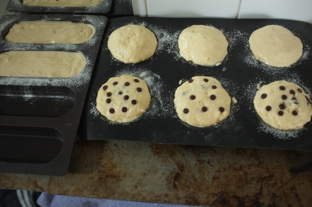 Voilà comment mes brioches "lève" une second fois: posées sur une plaque de cuisson, sur le radiateur de ma salle de bain !