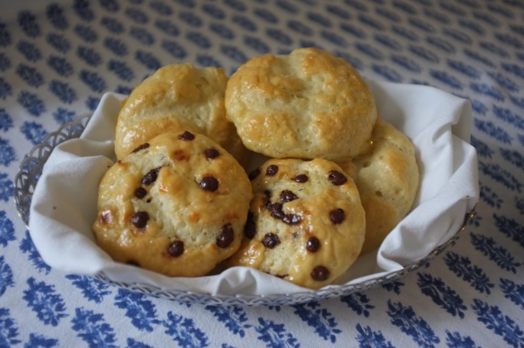 Mes petites brioches sans gluten, rondes, tendres et bien dorées.