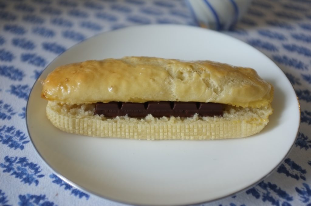 brioche allongée avec une barre de chooclat, le nouveau classique de nos goûters