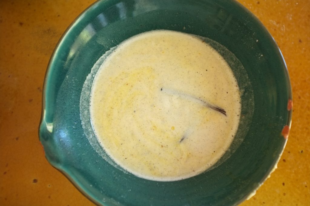 La pâte sans gluten à cannelés, et les belles gousses de vanille va reposer 24h au frigo.